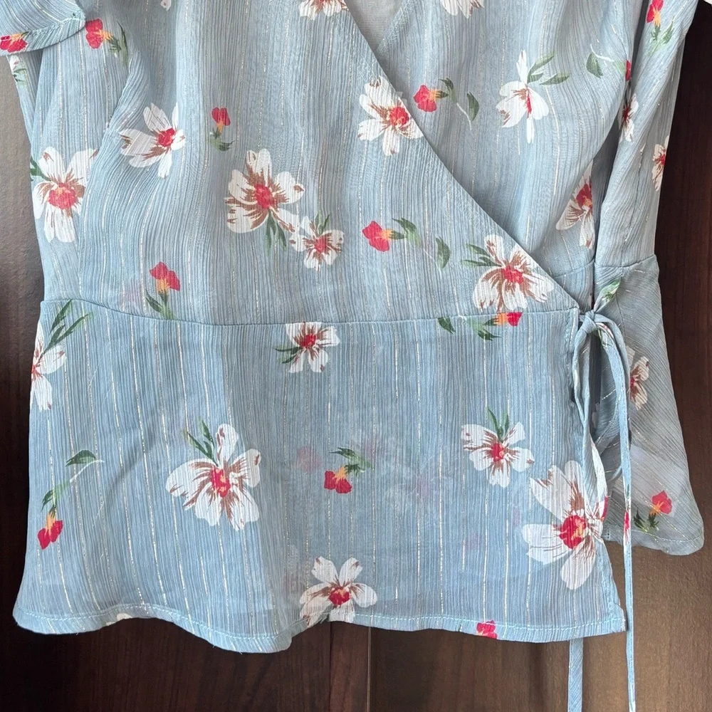 🚨4X$25🚨 Lulu's Blue Floral Wrap Top - Picture 7 of 10